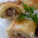 Blätterteigeckerl mit Chinakohl und Käferbohnen