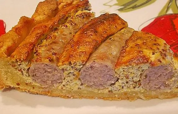 Bratwurst Torte mit Senfkruste