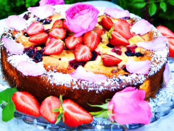 CHEESECAKE MIT BEEREN UND ROSENBLÄTTERN