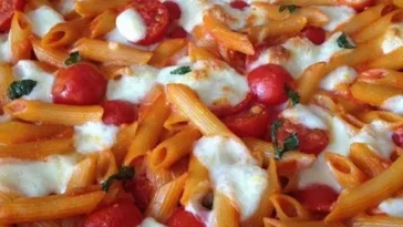 Cremiger Nudelauflauf mit Tomaten und Mozzarella