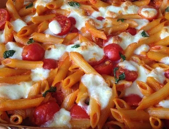 Cremiger Nudelauflauf mit Tomaten und Mozzarella