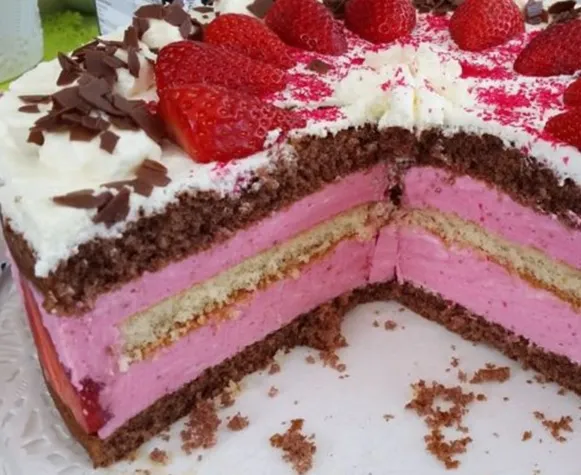 ERDBEER JOGHURT SAHNE TORTE