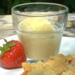 Erdbeer Pfirsich Crumble mit Vanille Tonka Eis