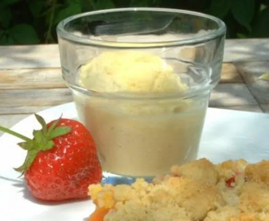 Erdbeer Pfirsich Crumble mit Vanille Tonka Eis