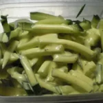 Gurkensalat mit Tomaten-Schmand-Dressing