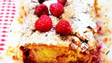 HIMBEER MANDEL KUCHEN MIT CRÈME FRAÎCHE