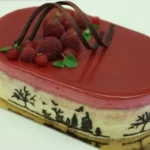 Himbeermousse Torte mit Dekorbiskuit