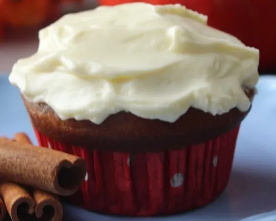 Kürbis Muffins mit cremigem Frischkäsetopping