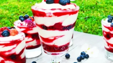 MASCARPONE JOGHURTCREME MIT BEEREN