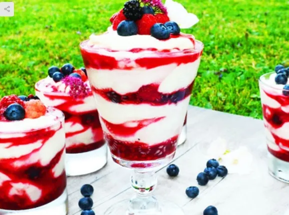 MASCARPONE JOGHURTCREME MIT BEEREN