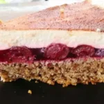Omas saftiger Nuss-Kirsch-Kuchen mit Sahne-Joghurt-Decke