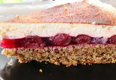 Omas saftiger Nuss-Kirsch-Kuchen mit Sahne-Joghurt-Decke