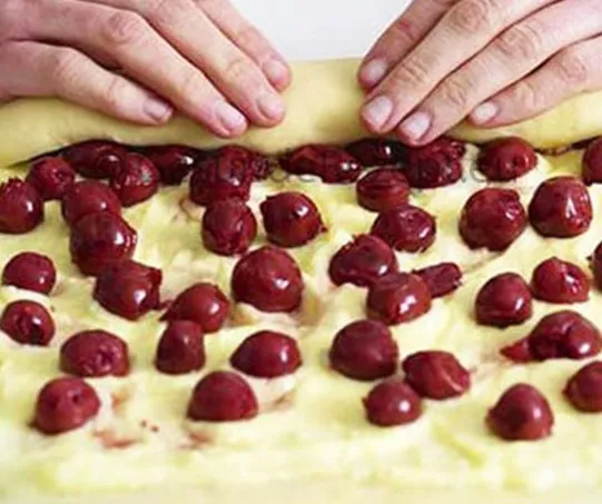 Puddingschnecken mit Kirschen