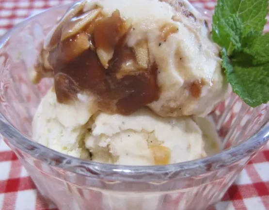 Vanille Eiscreme mit gebrannten Mandeln und  Toffee Sauce