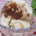 Vanille Eiscreme mit gebrannten Mandeln und Toffee Sauce