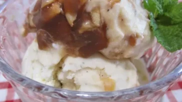 Vanille Eiscreme mit gebrannten Mandeln und Toffee Sauce