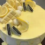Zitronen-Sahne-Torte mit Buttercreme und weißem