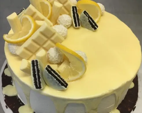 Zitronen-Sahne-Torte mit Buttercreme und weißem