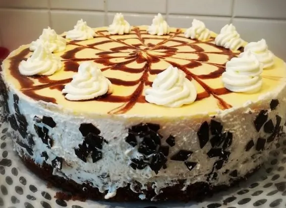 Eierlikör Torte mit Sauerkirschen