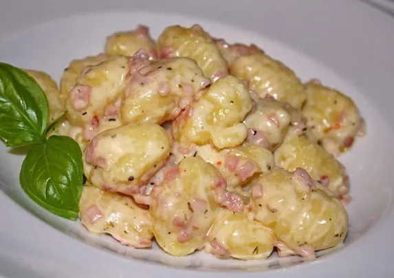 Gnocchi mit Käse-Knoblauch-Schinken-Soße