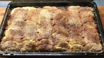 Hefeteig-Apfelkuchen mit Mandelkrustes