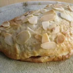 Mit Zwetschgen gefüllte Hefetaschen