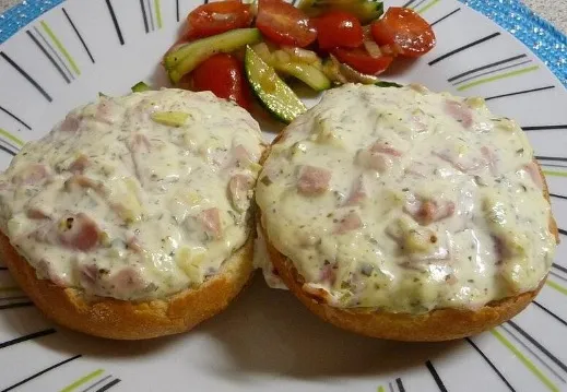 Pikante Partybrötchen mit Creme fraiche