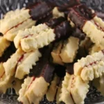 Rum-Kipferl mit Schokoladenglasur