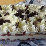 Schichtcreme mit Kirschen und After-Eight