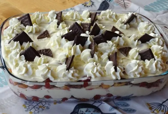 Schichtcreme mit Kirschen und After-Eight