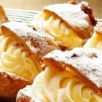 Windbeutel aus Brandteig mit Vanillecreme und Karamell-Sahne gefüllt