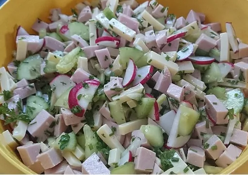 Wurstsalat mit Radieschen