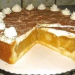Apfeltorte mit Sahne und Zimt