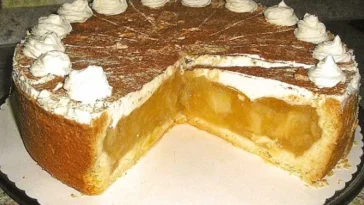 Apfeltorte mit Sahne und Zimt