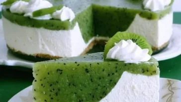 BUTTERKEKS KIWI TORTE MIT FRISCHKÄSE