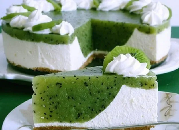 BUTTERKEKS KIWI TORTE MIT FRISCHKÄSE