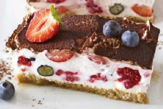 Beeren-Tiramisu- Kuchen