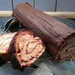 Biskuitroulade mit Marzipanfüllung