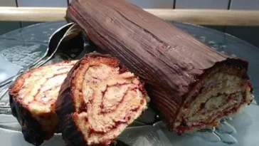 Biskuitroulade mit Marzipanfüllung