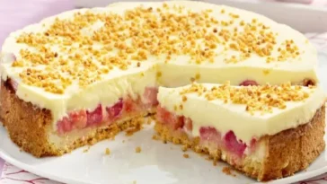 Creme-kuchen mit rhabarber