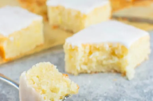 Einfacher Zitronen-Blechkuchen mit Zuckerguss