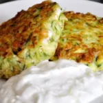 Fluffige Taler zum Eintunken -Zucchinipuffer mit Feta und Tzatziki
