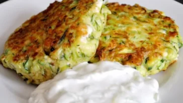 Fluffige Taler zum Eintunken -Zucchinipuffer mit Feta und Tzatziki