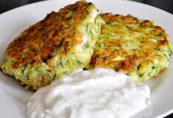 Fluffige Taler zum Eintunken -Zucchinipuffer mit Feta und Tzatziki