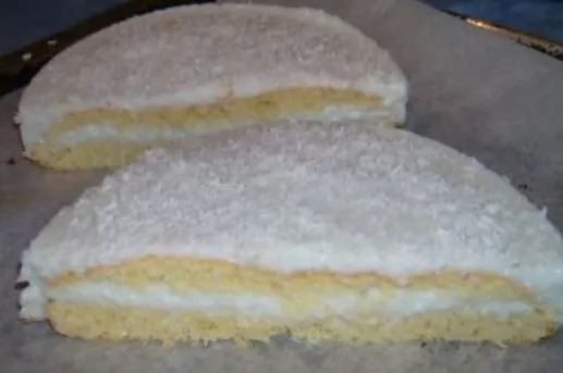 Gefüllter kokosmilchkuchen