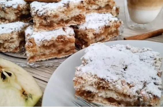 Gestreuter Apfel-Zimt-Kuchen