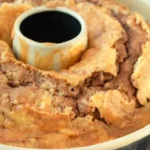 Gugelhupf mit Marzipan und gehackten Mandeln