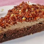 Kaffee-biskuitkuchen mit schlagsahne