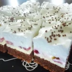 Schokoladenkuchen mit Erdbeeren-Vanillecreme und Schlagsahne