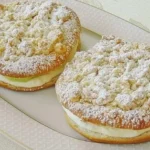 Streuselteilchen mit sahnepudding und kirschfüllung